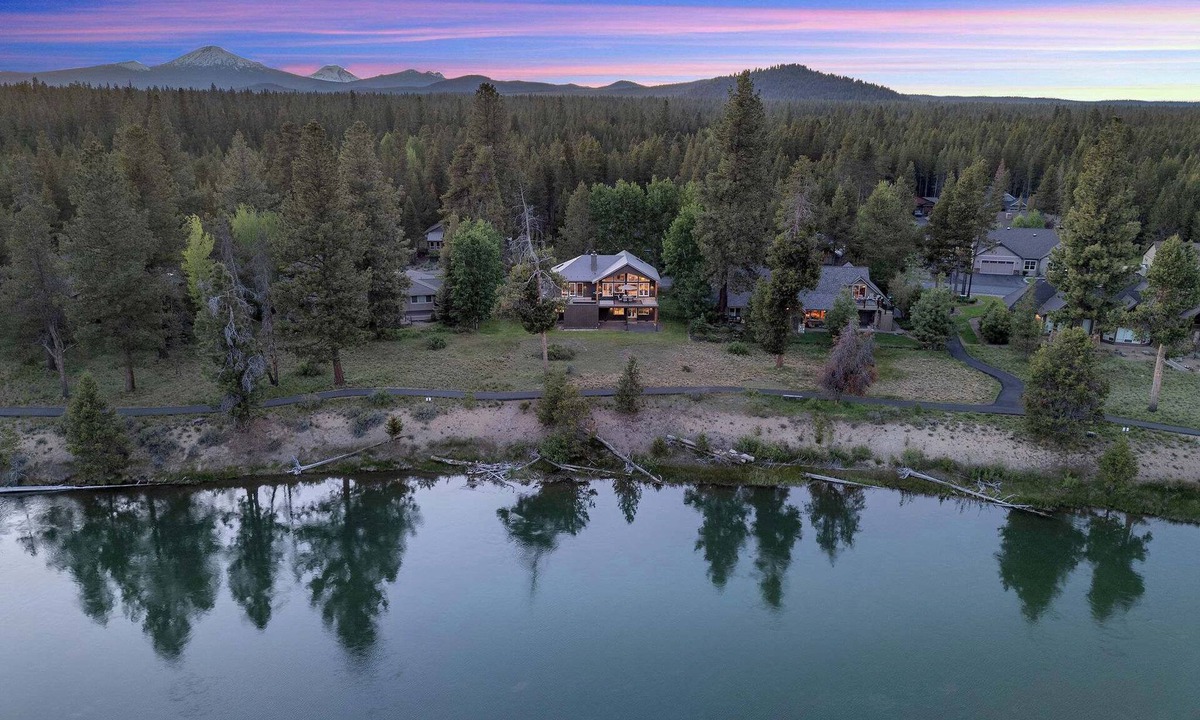 Three Rivers House | AC, on the Deschutes River, Luxury, quiet neighborhood, 5 star views!