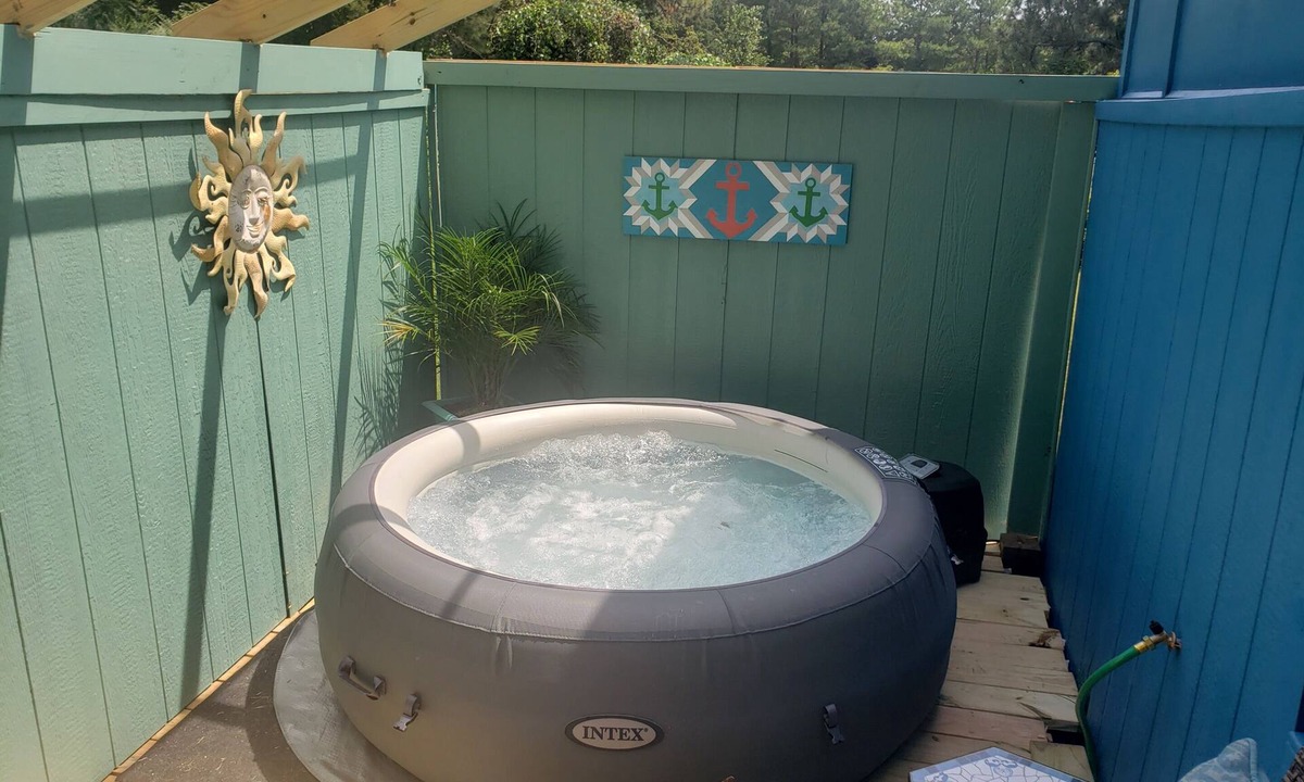Walnut Cove House | Adorable Tiny House that's pet friendly! HOT TUB. Walk to popular wedding venue.