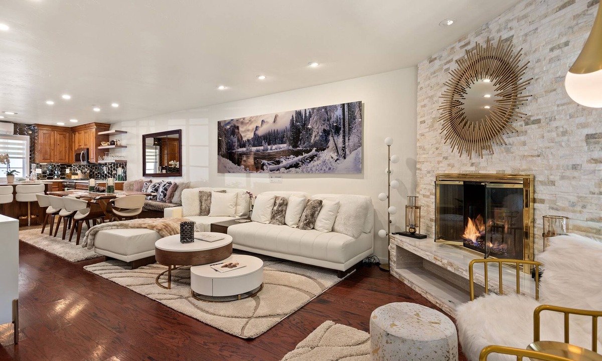 Aspen House | Aspen Core Designer 4 Bdrm, Walk to Everything , A/C, Parking