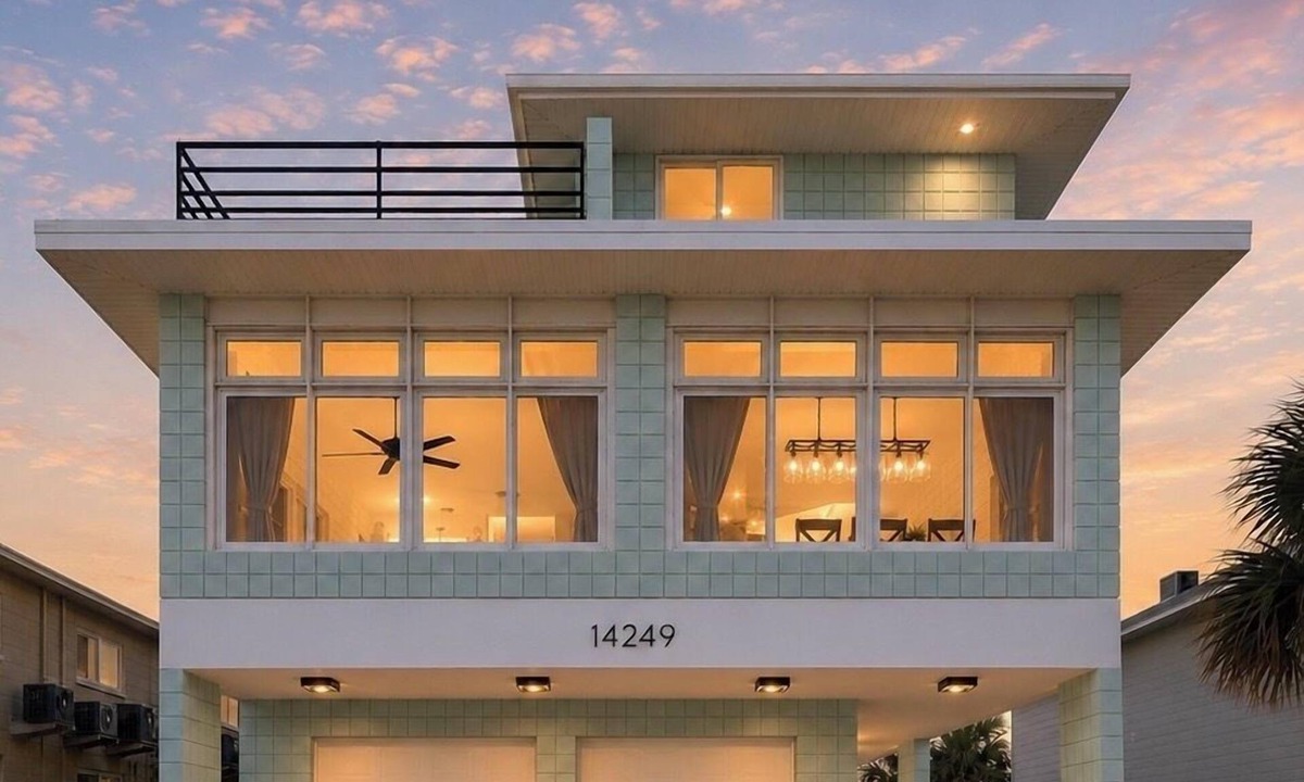 Madeira Beach House | Beach House Steps to the Sand | Sleeps 16 | Elevator