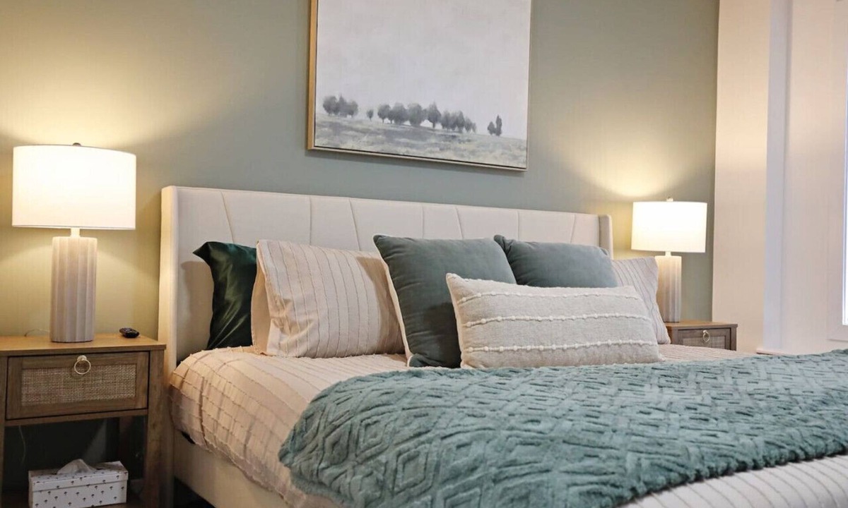 Northwest Edmonton House | BoHo Retreat with King Beds|A/C|Near Henday & WEM