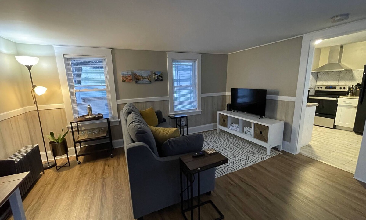 Franklin Apartment | Bright apartment close to downtown.