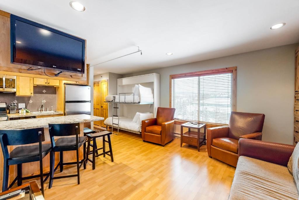 Historic District Apartment | Chateau Studio
