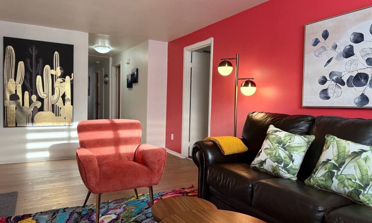 Pierrefonds-Roxboro Apartment | Comfy 3BR Pierrefonds | 2 Free Parking Spots