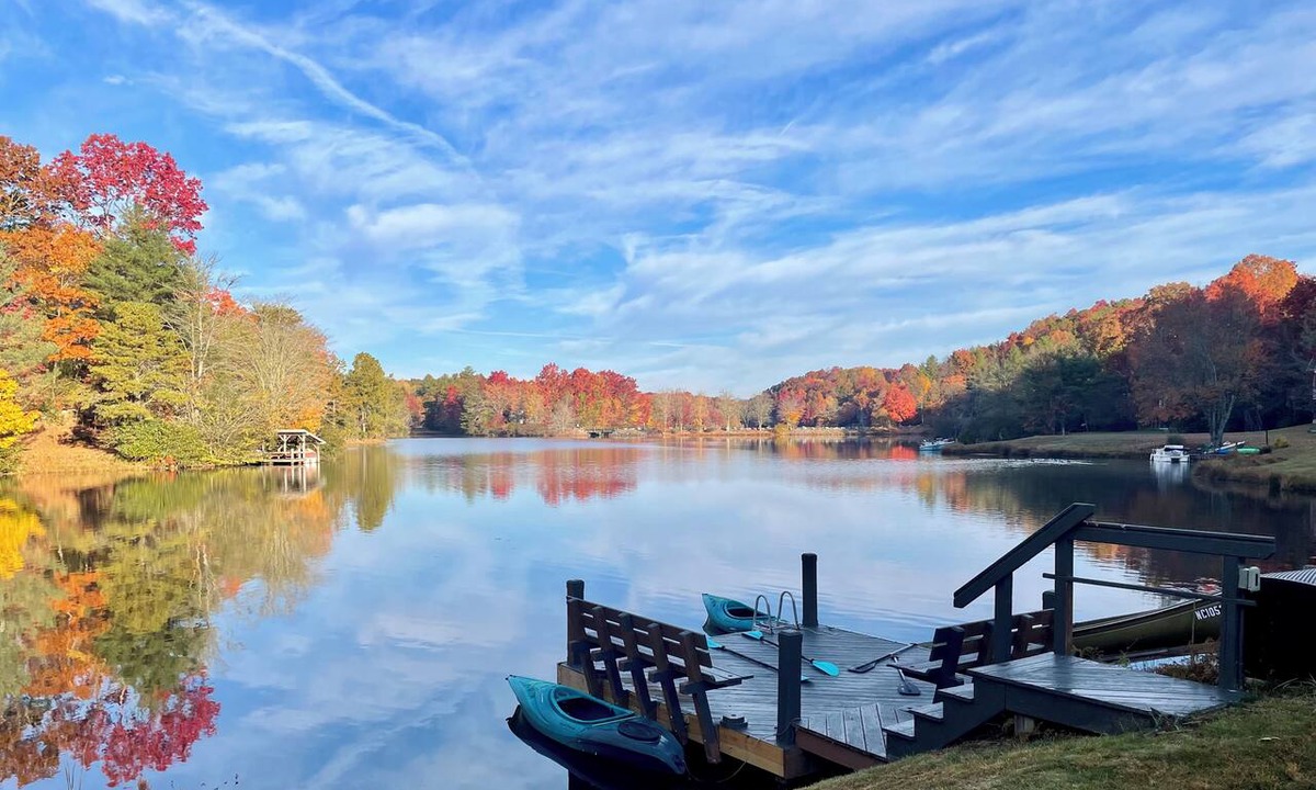 Brevard House | Direct Lakefront Connestee Falls: Views + private dock + 4 kayaks + Not steep!
