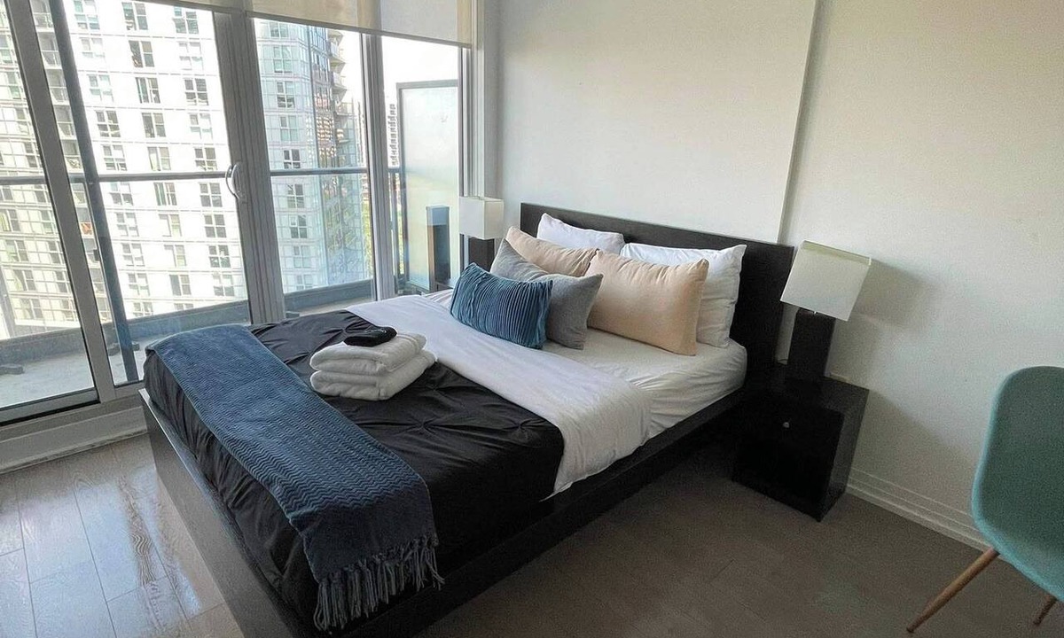 Garden District Apartment | Downtown Studio w Balcony Steps to Eaton Centre