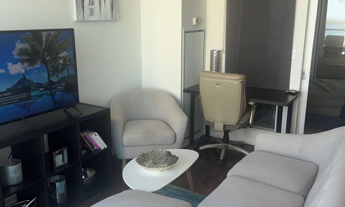 Fort York Apartment | Downtown Toronto suite with CN Tower & Lake views