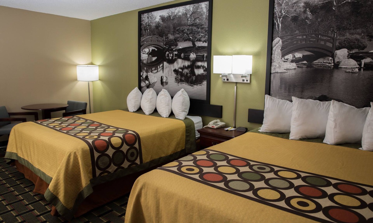 Canton Hotel | Econo Lodge Canton North