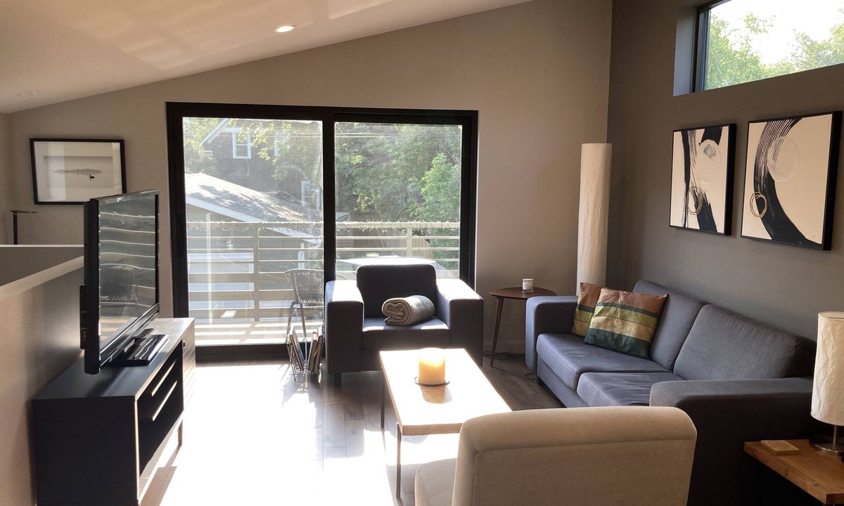 Saskatoon Downtown House | Laneway close to UofS, downtown, and City Hospital. Pet friendly!