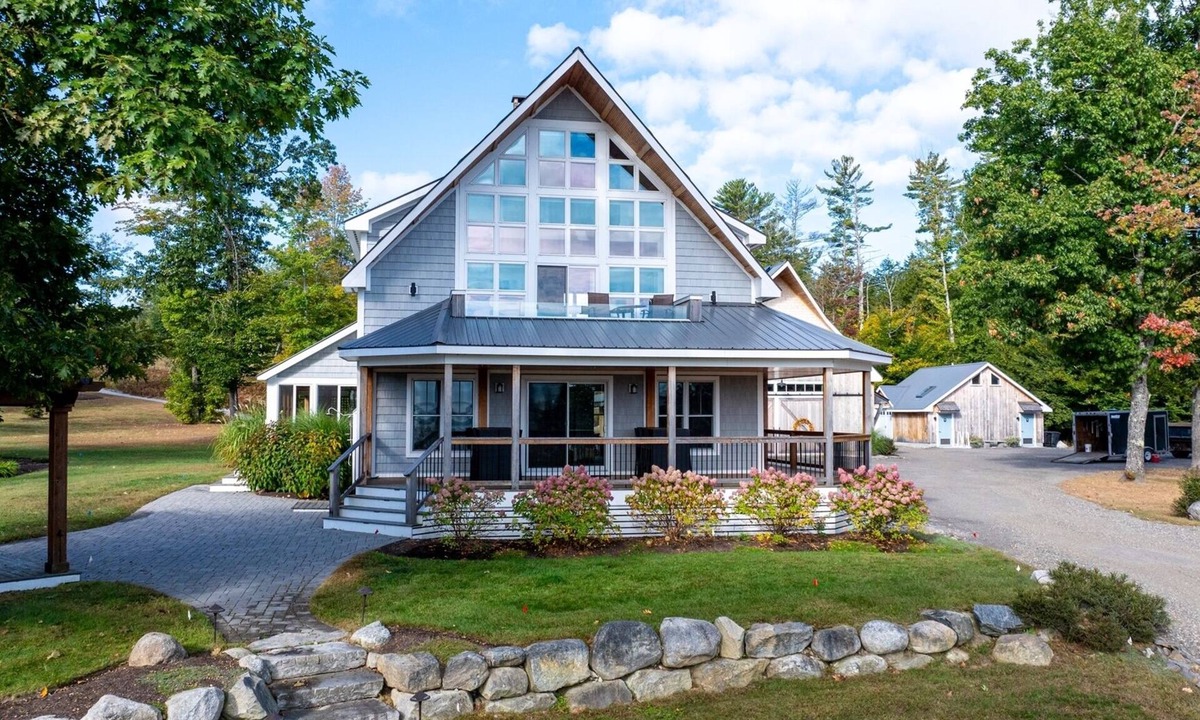North Sebago House | LARGE RESORT WITH 12 PROPERTIES. NATURAL POND FOR SWIMMING.