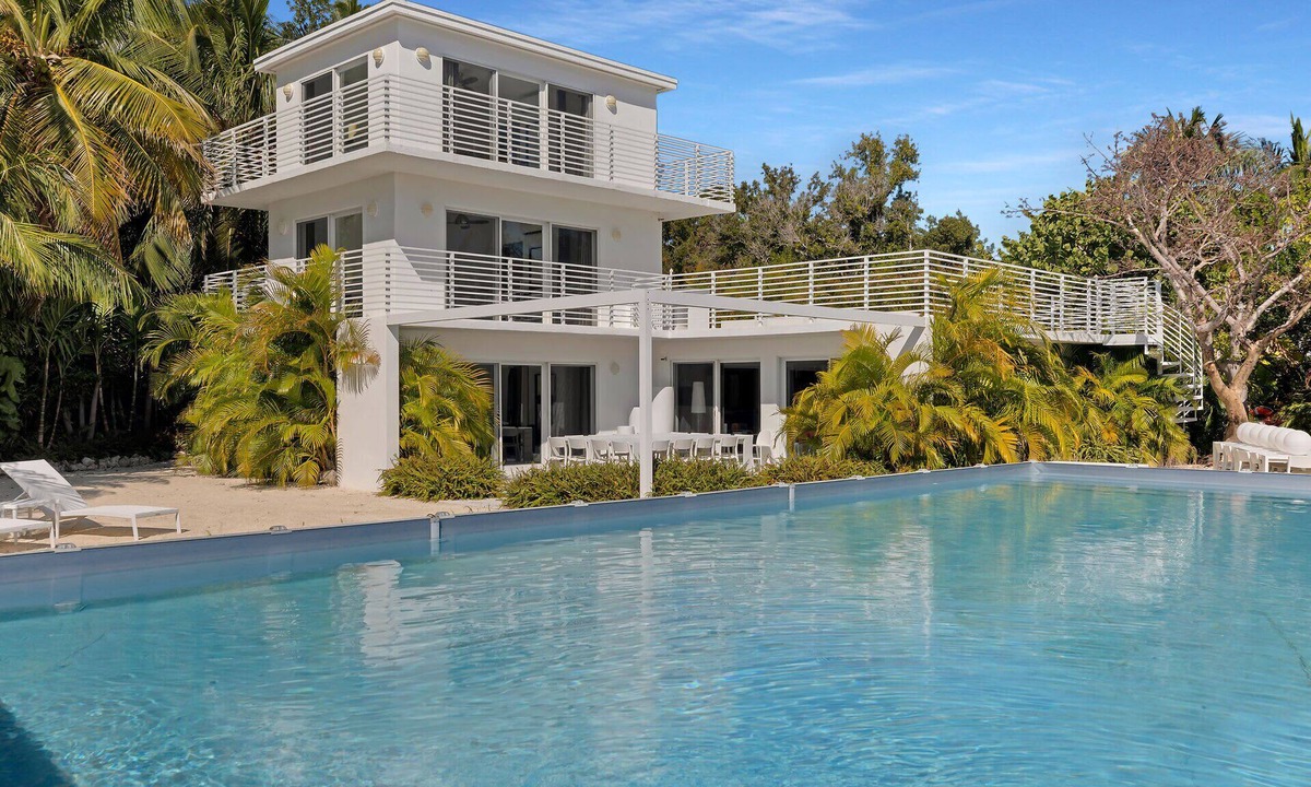 Rock Harbor House | Largo Manor