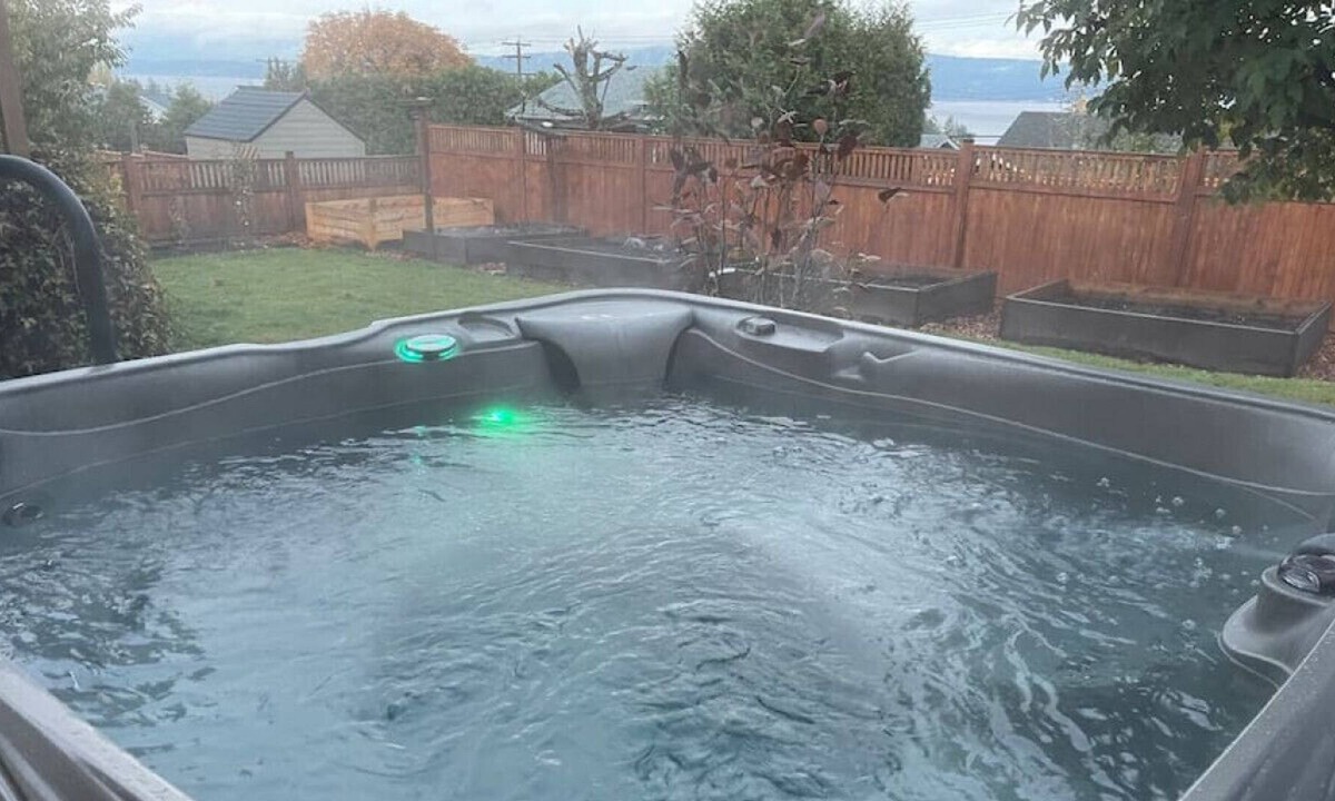 Crofton Apartment | Lovely oceanside 1-bdrm suite Fireplace HotTub