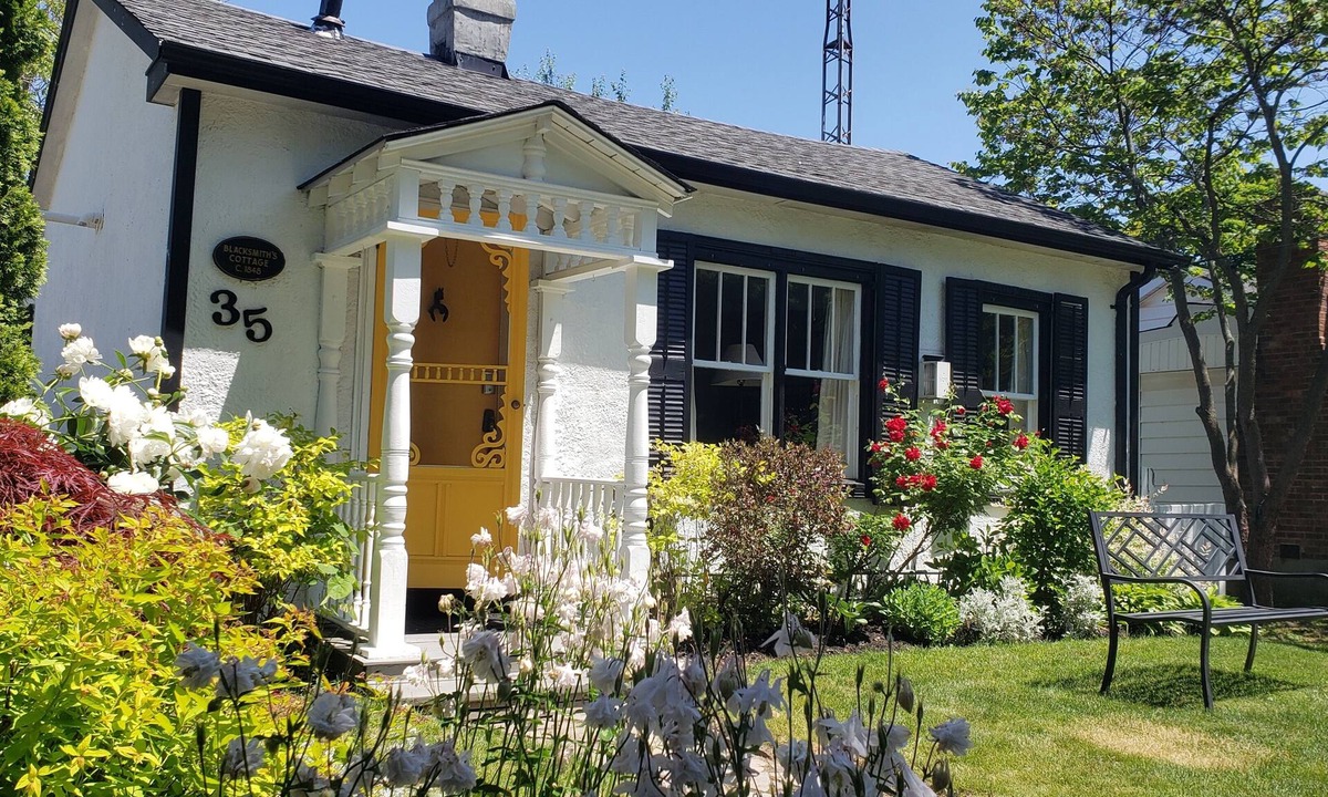 Old Town Historic District Cottage | Luxury 1835 Cottage. Right in historic centre near Shaw Theatre. Private parking