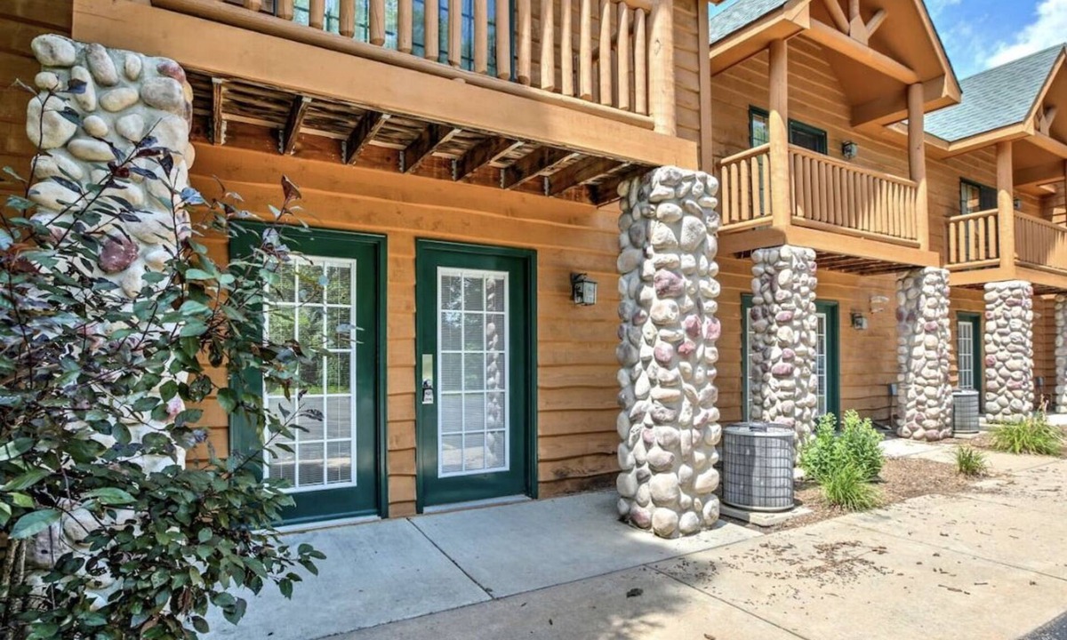 Oglesby Villa | Newer Rustic WiFi Villa by Starved Rock sleeps 7. A guest favorite!