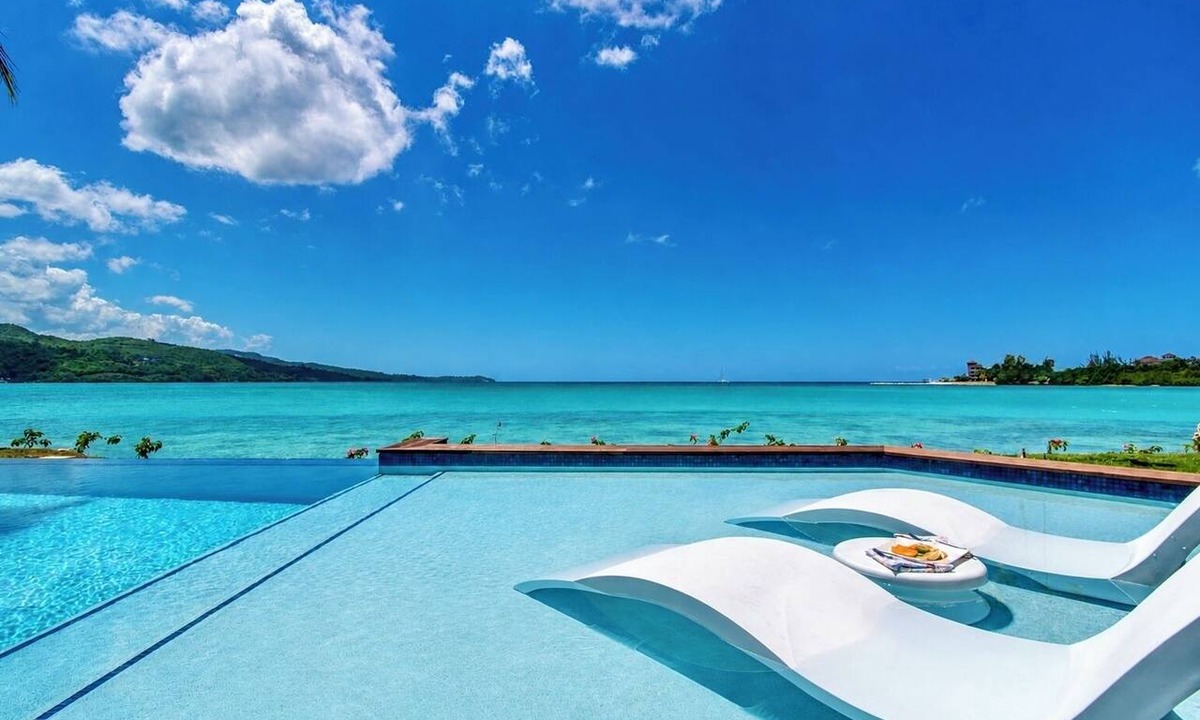Lagoons House | Oceanfront Paradise staffed 4 bedroom Home Views Pool Beach Access Gym Tennis
