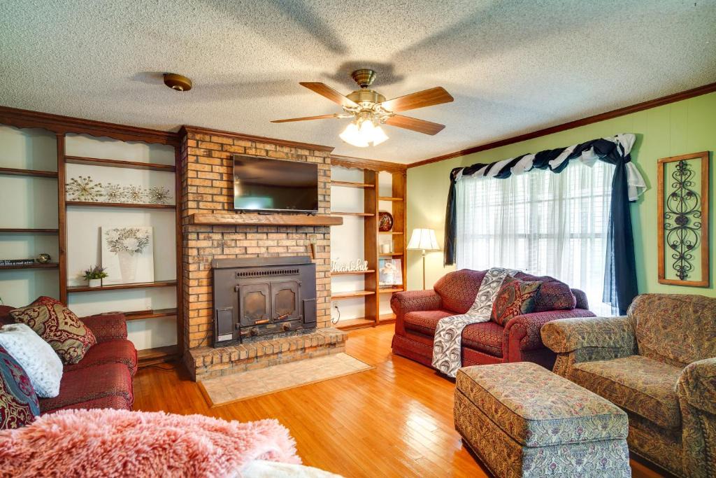 Lake Charles House | Patio & Grill! Charming 'Lake Charles Landing Pad'