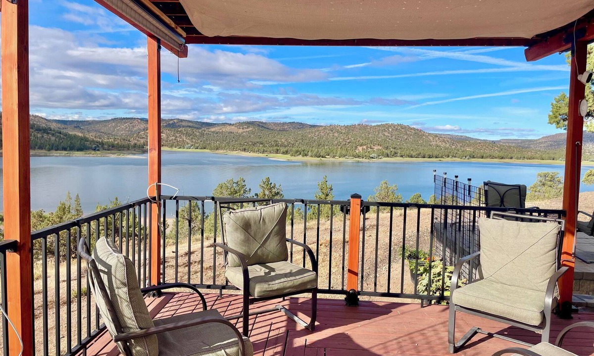 Prineville Ski Chalet | Prineville Reservoir: Lake Front, Walk to Beach, Kayaks, Paddle Boards, Pets OK!