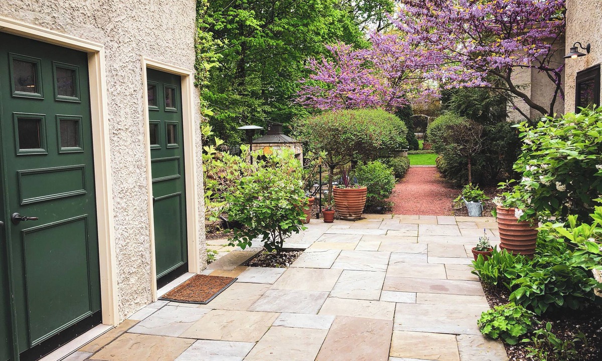 Glen Ellyn House | Rare Historic One Bedroom Carriage House in Downtown Glen Ellyn