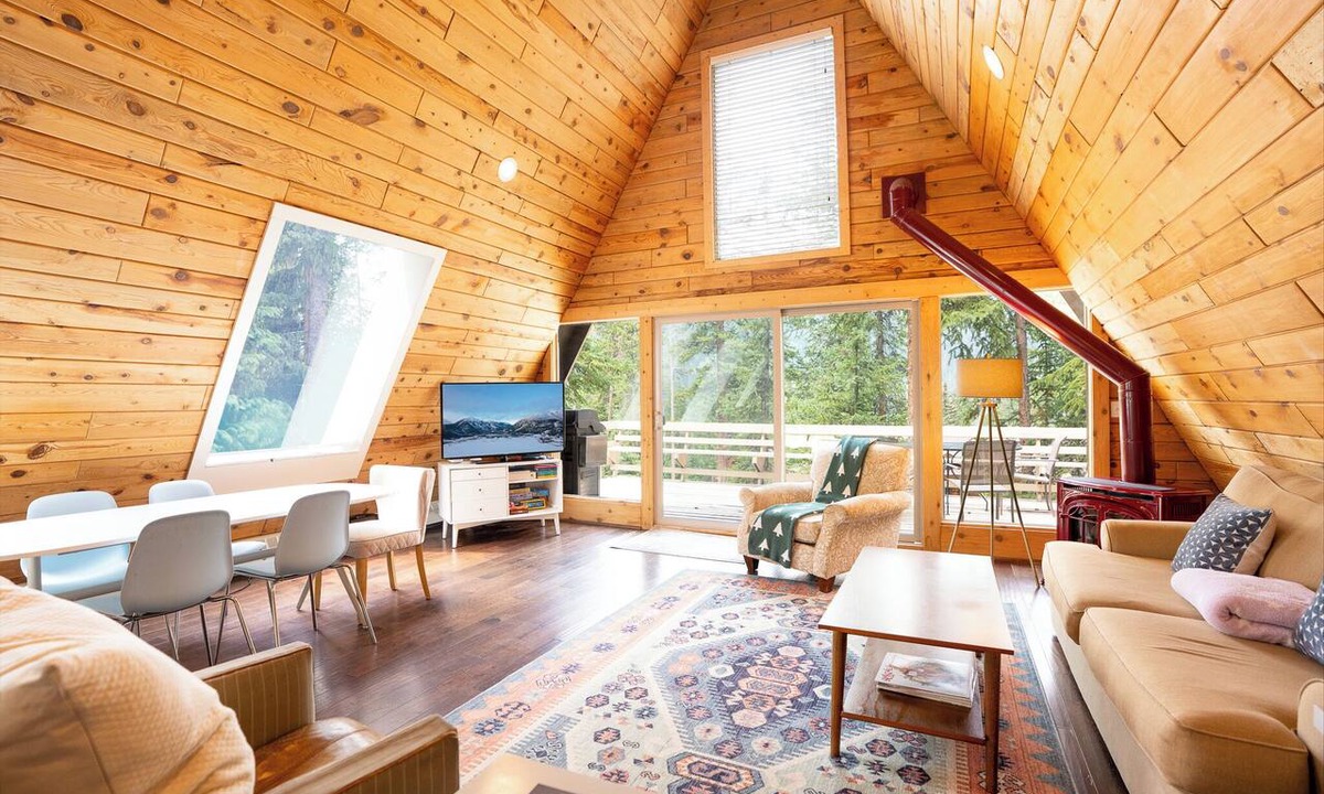 Breckenridge House | Ridge And Pine Retreat: Long-Stay Lodging, Private Hot Tub