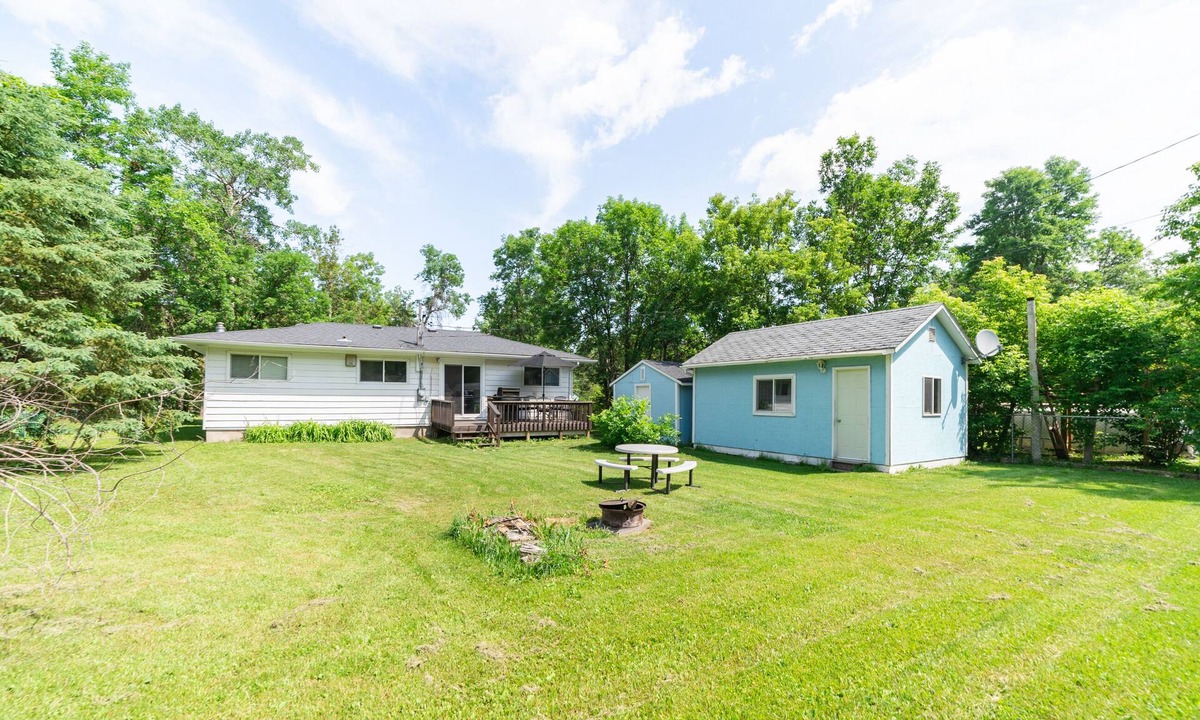 Manitoba House | 🏖 Sandy Hook: 2 Queens, Pet Friendly, One Min to Beach, Ice Fishing and Snaks