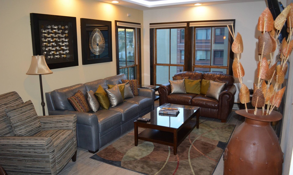 Peak 9 Condo | Ski in/out. By Ski school. 1 blk to Main Street. Hike/Bike in Summer. Fits 6.