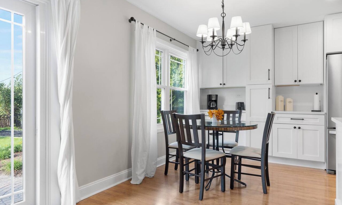 Fox Valley House | SPACIOUS FURNISHED 3BD/2BA- 2 CAR GARAGE- 7 MIN TO HOSPITAL- NEAR METRA STATION