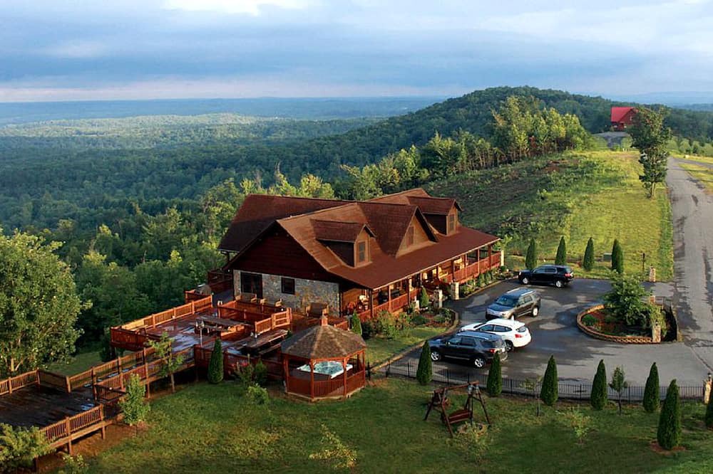 Dobson Cabin | Stunning Luxury Cabin Rental with Hot Tub near Blue Ridge Mountains of North Carolina