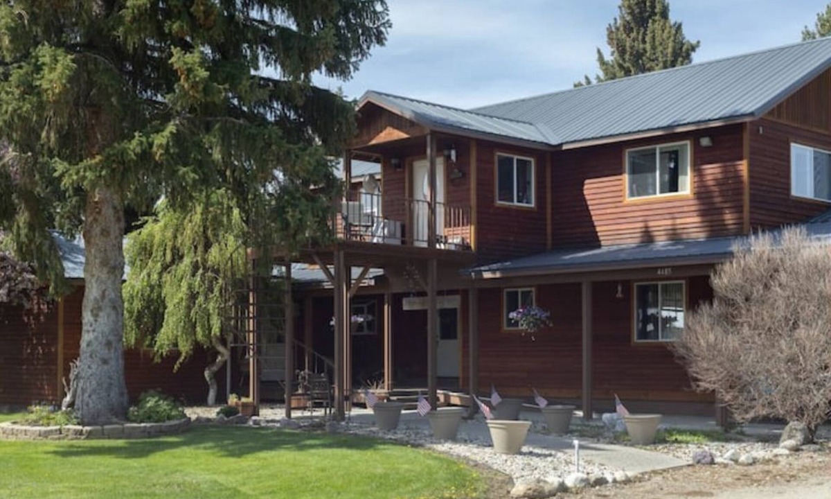 Darby House | The Leaning Tree Lodge a Great Family or Group Retreat