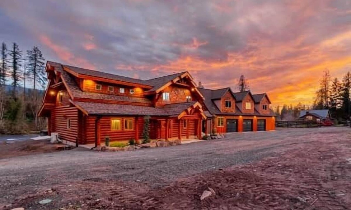 Gates House | Tranquil River Front log cabin retreat