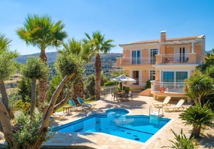 215 m² Villa ∙ 4 bedrooms ∙ 8 guests in Agia Triada
