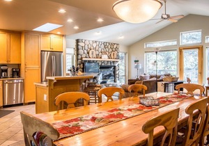4 Bed 4 Bath 3 masters, 10 Shark Passes Included With Rental in Bend