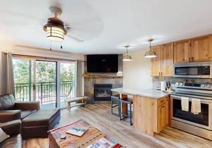 Beautiful studio close to Thunderhead Lift w/shared pool & hot tub, WiFi, deck in Steamboat Springs