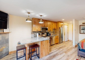 Beautiful studio close to Thunderhead Lift w/shared pool & hot tub, WiFi, deck in Steamboat Springs