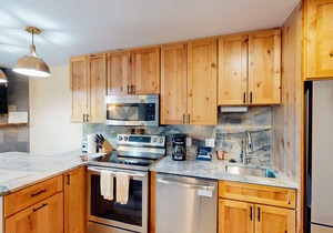 Beautiful studio close to Thunderhead Lift w/shared pool & hot tub, WiFi, deck in Steamboat Springs