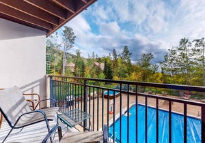 Beautiful studio close to Thunderhead Lift w/shared pool & hot tub, WiFi, deck in Steamboat Springs