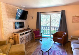 Bright, newly updated condo with river view off deck, close to the National Park in Estes Park