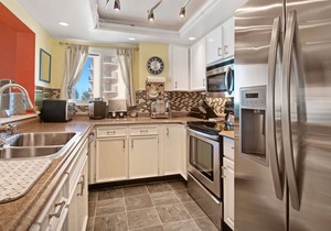 Bright, sunny condo with gorgeous ocean views & pool access! in Madeira Beach