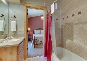 Cabin with fireplace in a great location - SHARC passes included in Sunriver