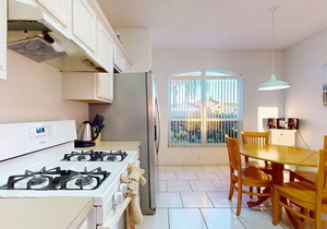 Comfortable home with solarium, pool & access to lake & Disney World in Davenport