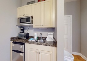 Cozy studio near the beach w/bright interior, shared pool, & prime location in Seacrest