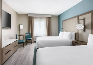 Great Location! 2 Convenient Rooms, FREE Breakfast, Outdoor Pool in Marathon