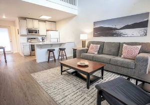 Light & Bright - 2 Bedrooms, 2 Bathrooms - Blocks from Downtown with River Views in Hood River