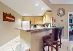 Luxury downtown condo w/free attraction tickets, jetted tub, & fireplace in Gatlinburg