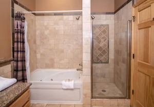 Modern log-cabin style condo, fireplace, patio, hot tub, perfect retreat! #301 in Estes Park