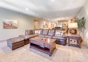 Mountain condo w/gas fireplace, shared pool, hot tub, sauna & easy ski access in Government Camp