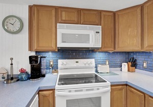 Oceanfront condo, community pool, beach access in North Topsail Beach