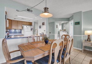 Oceanfront condo, community pool, beach access in North Topsail Beach