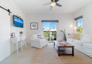 Sunset Executive Corner Suite - Renovated 1bd/1ba (+parking and balcony) in Palm Beach