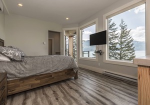"The Lodge on Harrison Lake" Suite #1 in Harrison Hot Springs