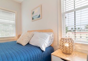 The Sunset 34 |1 Block to the Ocean | Island 1bd +parking in Palm Beach